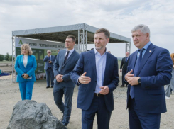 Первый камень в будущий комбикормовый завод заложил воронежский губернатор Александр Гусев