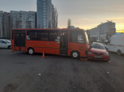 Опубликовано видео с маршруткой, протаранившей иномарку в Воронеже