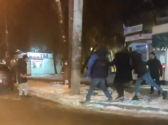 «Ой, он ему сунул!»: потасовку автомобилистов с пешеходами сняли на видео в Воронеже