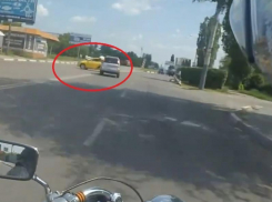 Короля дороги из «Яндекс.Такси» снял байкер в Воронеже