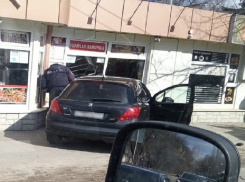 Въехавший в магазин Peugeot сбил пешехода и попал на видео в Воронеже 