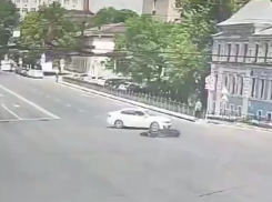 Момент смертельного ДТП с мотоциклистом попал на видео в Воронеже 