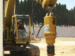 В Воронеже выясняются обстоятельства падения бурильной установки на жилой дом