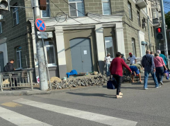 Повторную укладку тротуарной плитки в центре Воронежа объяснили чиновники 