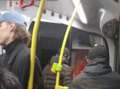 Кидался на людей: агрессивный мужчина устроил переполох в воронежском автобусе