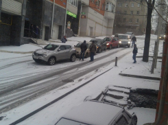 Пять иномарок устроили «паровоз» у драмтеатра в Воронеже  (ФОТО)