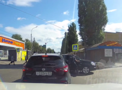 Самокатчик жестко врезался в машину в Воронеже – опубликовано видео