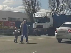 Мать, рискнувшая жизнью ребенка, попала на видео в Воронеже