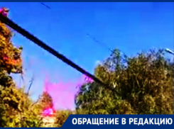 Угрожающий кабель над головой не дает проходу воронежцам в центре города