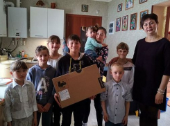 Один ноутбук на 8 детей подарил нуждающейся семье спикер горДумы Ходырев 