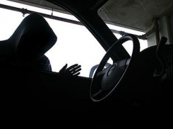 В Воронежской области 17-летний подросток угнал иномарку и врезался в дерево