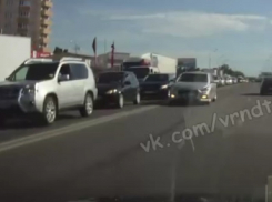 Отчаянный поступок безрассудного водителя Hyundai сняли в Воронеже 