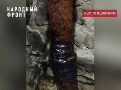 Надежно склеим скотчем: воронежцев потряс способ ремонта текущей трубы