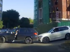 Абсурдное столкновение двух BMW X5 сняли на видео в Воронеже 