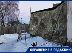 «Может рухнуть в любой момент»: заброшенное строение просят снести в воронежском поселке 