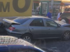 Воронежцы встали в утреннюю пробку из-за ДТП с тремя иномарками