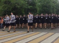 Марш полицейских красоток сняли на День Победы в Воронеже
