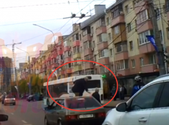 Опубликовано видео с прогулкой дедушки по капоту машины в Воронеже 