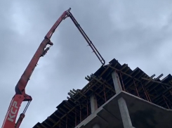 Незаконная стройка за «Петровским пассажем» в Воронеже опять начала работать