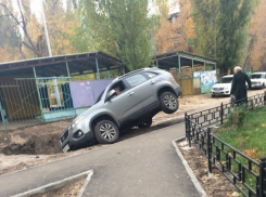 Пытавшийся проехать по пешеходной дорожке внедорожник ушел под землю в Воронеже