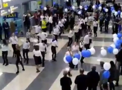 Таинственный флешмоб в аэропорту Воронежа сняли на видео 