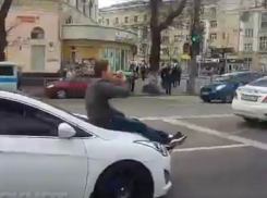 В Воронеже поймали водителя, который вез пьющего друга на капоте