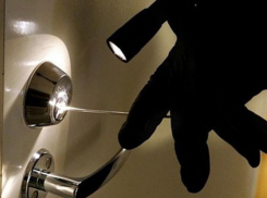 В Воронеже грабителя поймали при попытке вскрыть квартиру