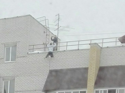 Воронежские подростки сфотографировались, повиснув на крыше высотного дома