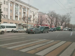 Комичный урок преподали любителю объезжать пробку в Воронеже