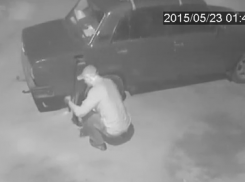 Злоумышленники, сливавшие бензин с ВАЗа в Воронеже, попали на видео