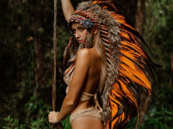 Эротичным фото в перьях похвасталась мегапопулярная блогерша из Воронежа 