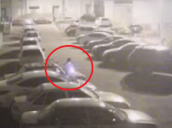 Неизвестный попал на видео во время поджога машин в Воронеже 