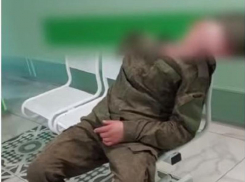 Воронежцы сообщили о мужчине в камуфляже, который устроил переполох в детской поликлинике и заснул