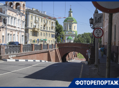 Как выглядит двухсотлетний мост, объединяющий грузовики и молодоженов в Воронеже