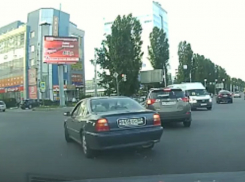 Неподдающееся логике вождение зафиксировали на камеру в Воронеже 