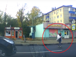 Тихоходка с гаджетом поиграла на нервах водителей в Воронеже 