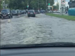 Воронежцам приходится нарушать ПДД из-за последствий обрушившегося ливня 
