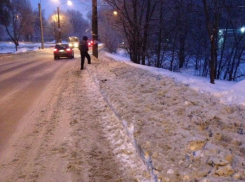 Коммунальщики заботливо вытолкнули воронежцев на дорогу 