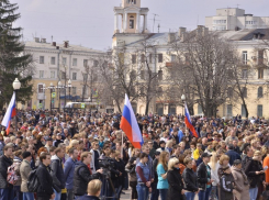 Четыре тысячи воронежцев вышли на акцию против терроризма на Советскую площадь