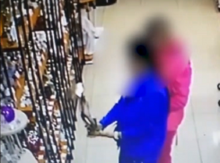 Изощренная покупательская хитрость попала на видео в Воронеже 