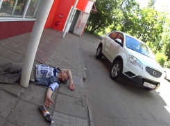 Пьяных людей подбрасывают к дверям магазина «Красное и Белое» в Воронеже