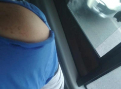 Пассажир разорвал одежду маршрутчика из-за требования надеть маску в Воронеже