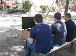 Воронежцы вынесли на улицу плазму и устроили виртуальный турнир в «Фифу» на лавочке