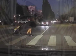 Момент, когда машина сбила женщину с малышкой в коляске, попал на видео в Воронеже 