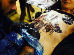 Сексуальная блондинка обнажилась ради татуировки на фестивале «Татумо» в Воронеже 