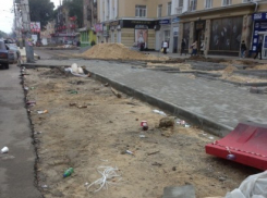 Из-за ремонта тротуара на улице Кольцовская пешеходы ловят маршрутки на проезжей части