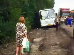 На воронежской дороге маршрутки увязли в грязи, когда объезжали пробку по обочине