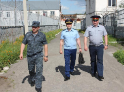Воронежский прокурор приехал посмотреть, как идут дела в ИК-3, и внес представление ее начальнику