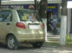 В Воронеже девушки вопреки правилам оставляют свои машины на тротуарах