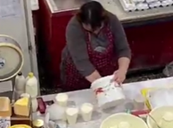 Фасовку сметаны пальцем сняли на воронежском рынке